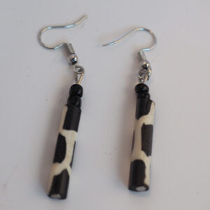 Finnkibu cowhorn earrings black and white