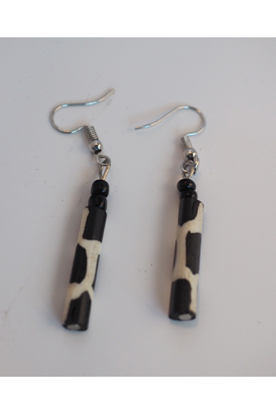 Finnkibu cowhorn earrings black and white