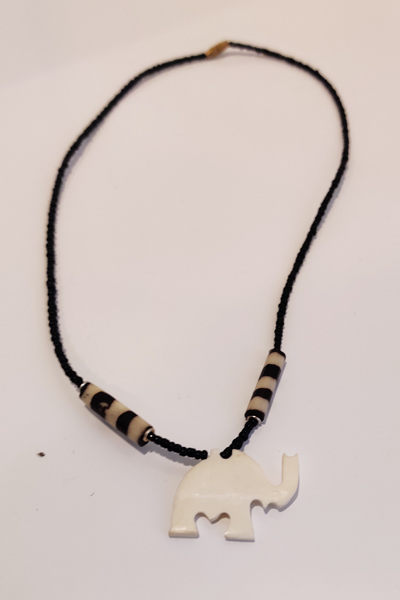 Finnkibu-necklace from cow horn with small beads - white